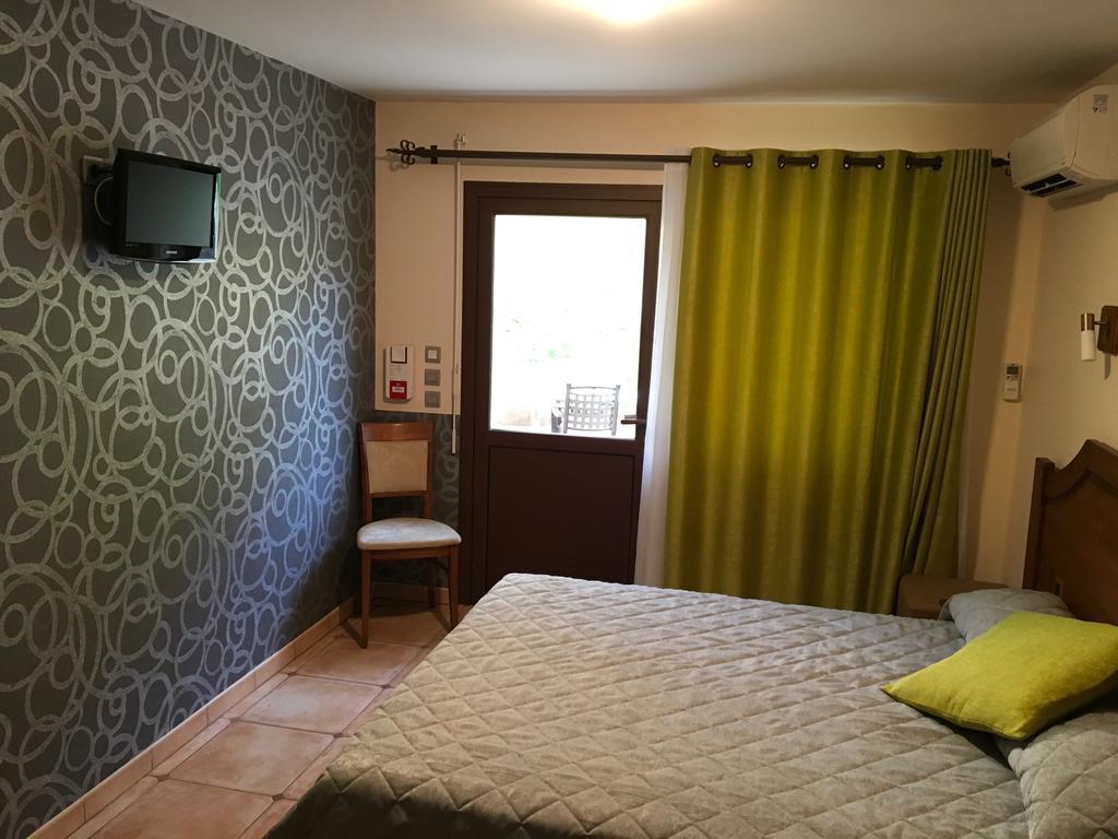 Hotel Aux Vieux Arceaux Mercuer Esterno foto