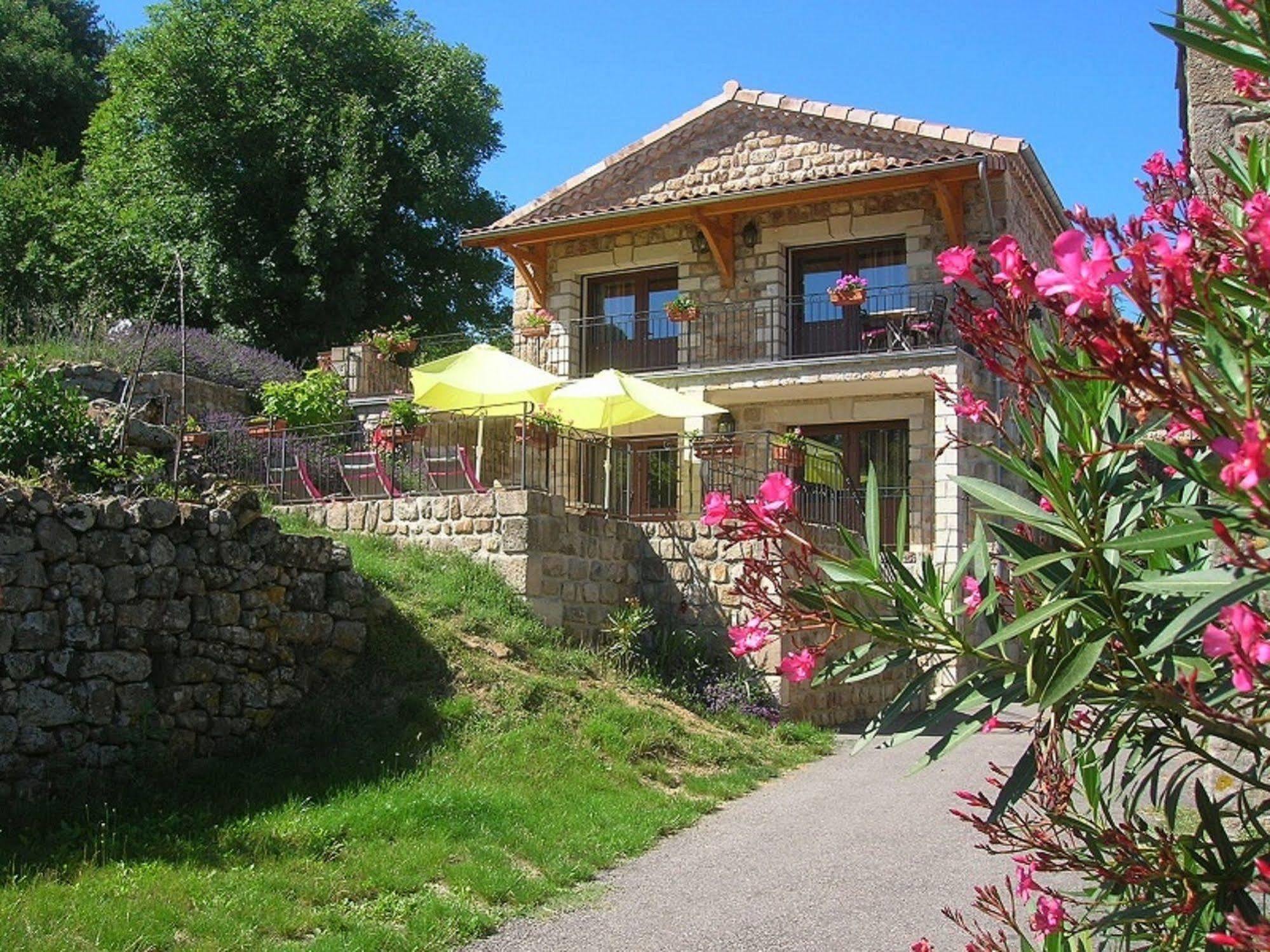 Hotel Aux Vieux Arceaux Mercuer Esterno foto