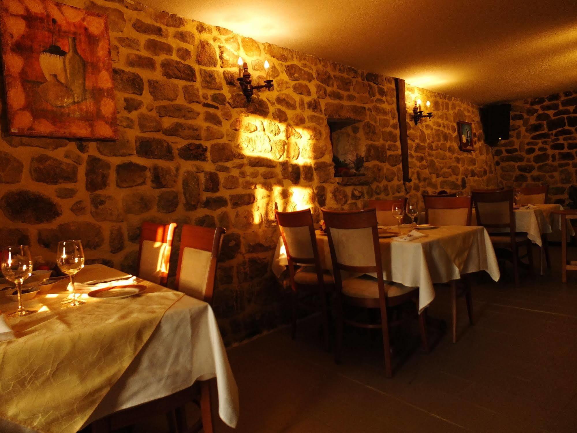 Hotel Aux Vieux Arceaux Mercuer Esterno foto