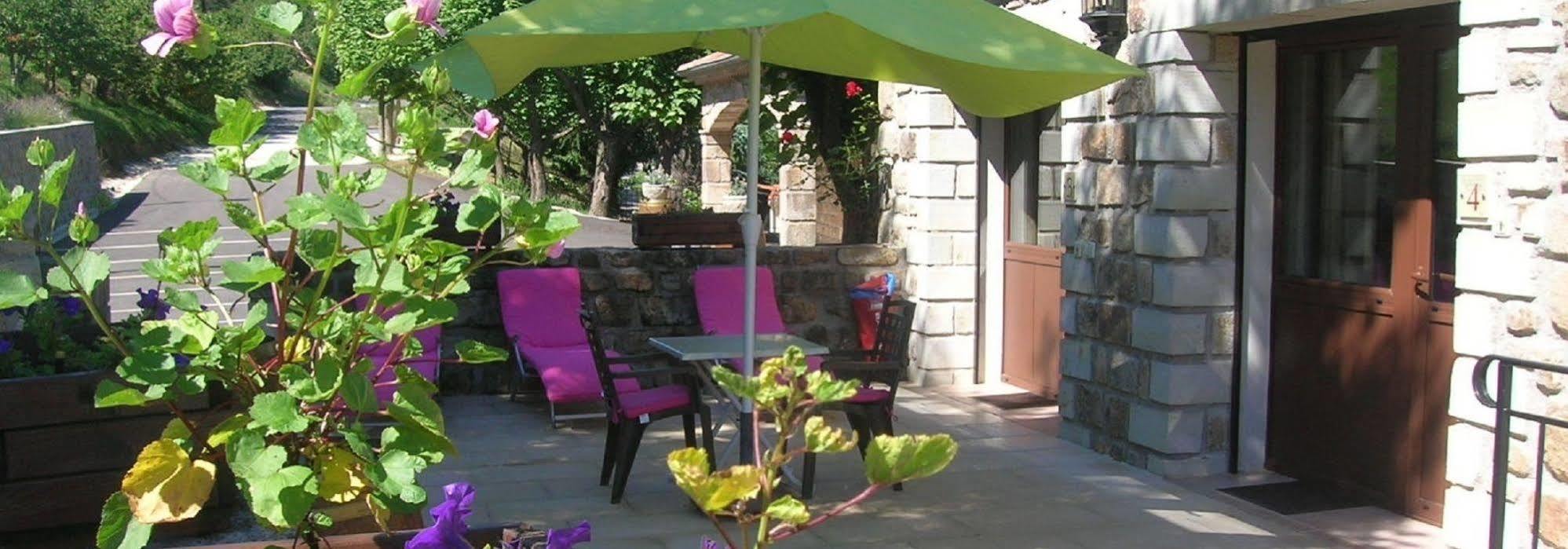 Hotel Aux Vieux Arceaux Mercuer Esterno foto