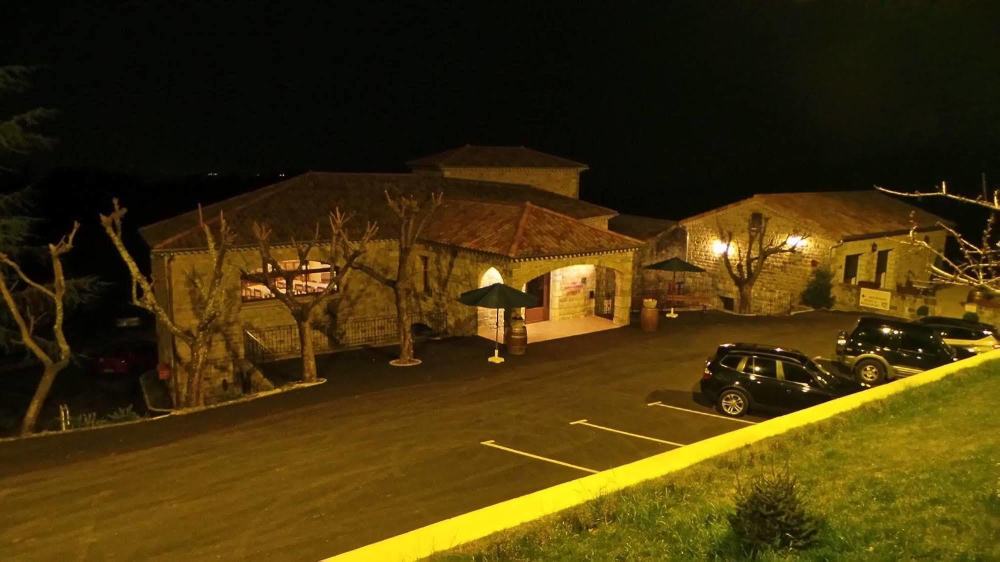 Hotel Aux Vieux Arceaux Mercuer Esterno foto